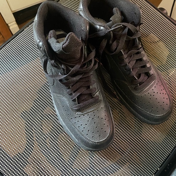 Sneaker - Picture 2 of 3